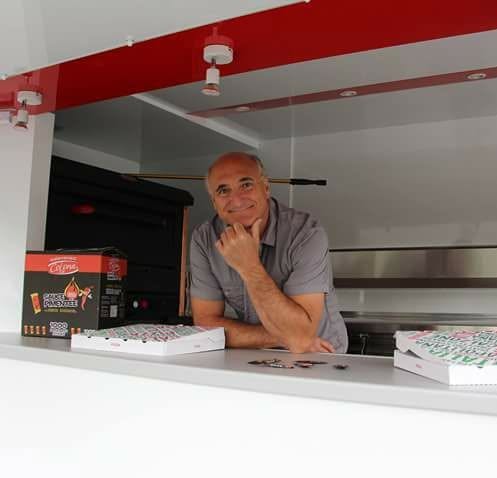 Nono dans son camion pizza